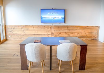 Salle de réunion de 36 m2, aménagée avec une table pour accueillir de 6 à 8 personnes, dotée d'un écran tactile de 65 pouces équipé d'une caméra, d'un micro et de haut-parleurs intégrés, idéale pour vos réunions professionnelles.