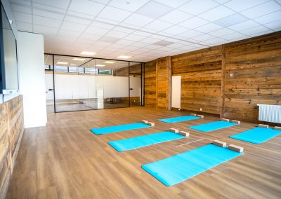 Espace de 36 m2 équipé pour les séances de yoga, Pilates et training, offrant un cadre propice à la pratique sportive et au bien-être.